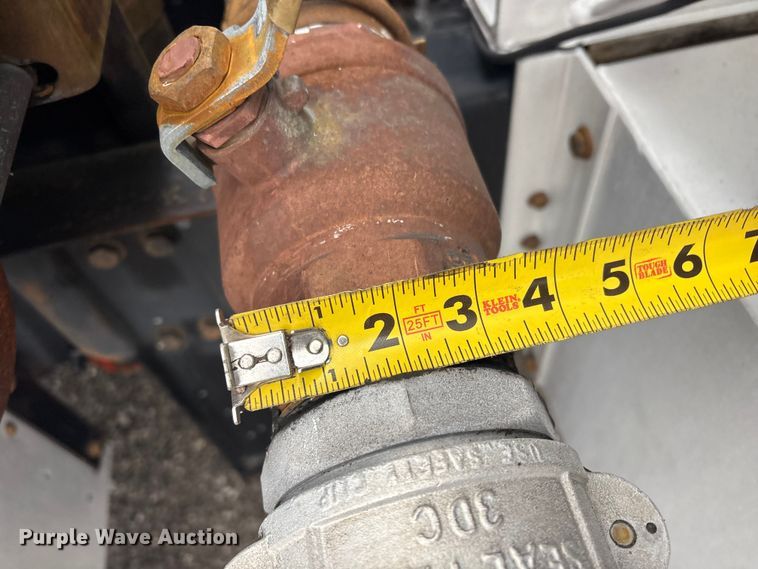 image for item EG8919 2003 Freightliner FLD112 tank truck