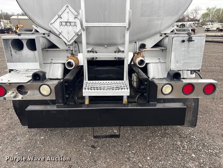 image for item EG8919 2003 Freightliner FLD112 tank truck