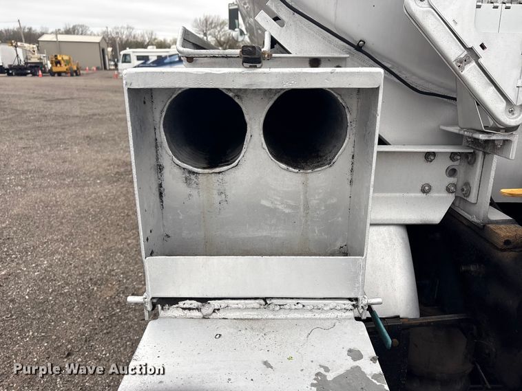 image for item EG8919 2003 Freightliner FLD112 tank truck