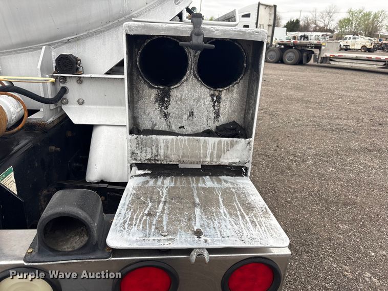 image for item EG8919 2003 Freightliner FLD112 tank truck