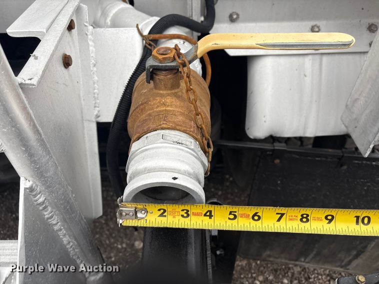 image for item EG8919 2003 Freightliner FLD112 tank truck