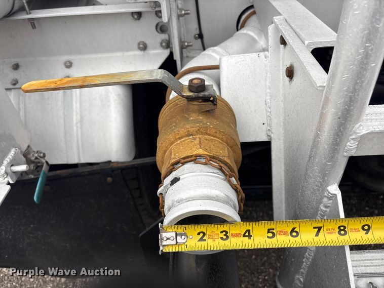 image for item EG8919 2003 Freightliner FLD112 tank truck