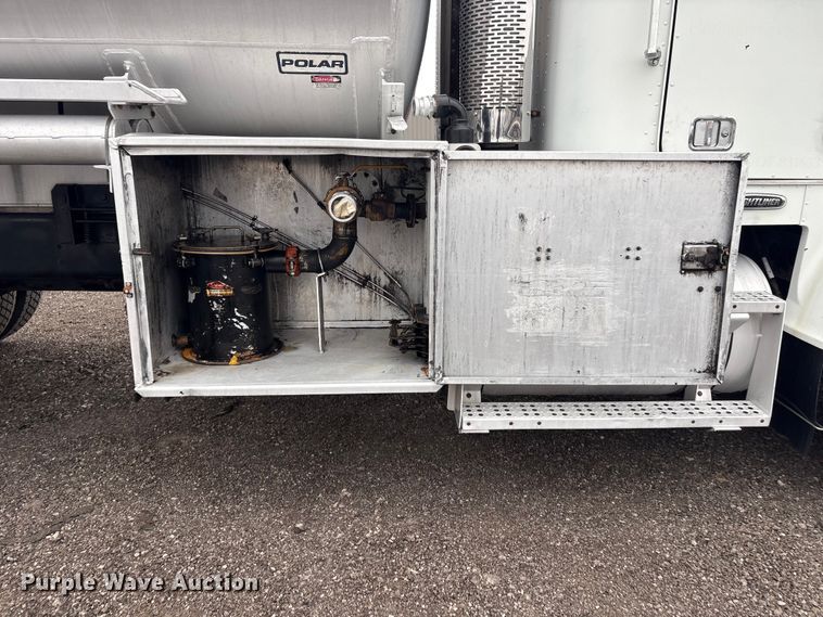 image for item EG8919 2003 Freightliner FLD112 tank truck