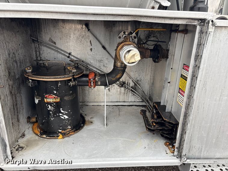 image for item EG8919 2003 Freightliner FLD112 tank truck