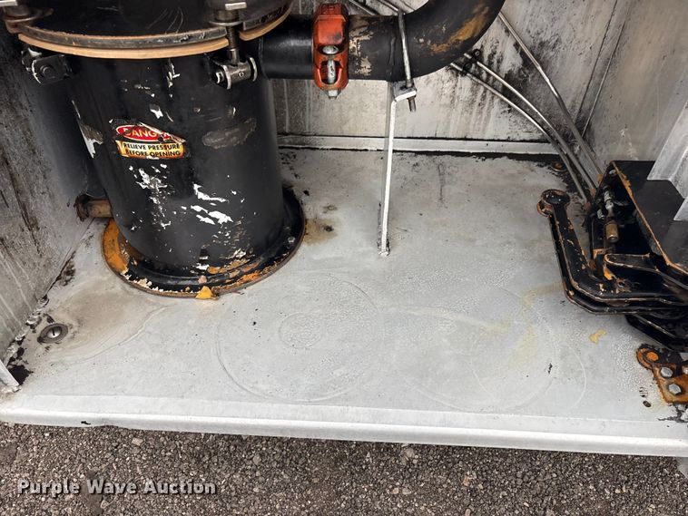 image for item EG8919 2003 Freightliner FLD112 tank truck