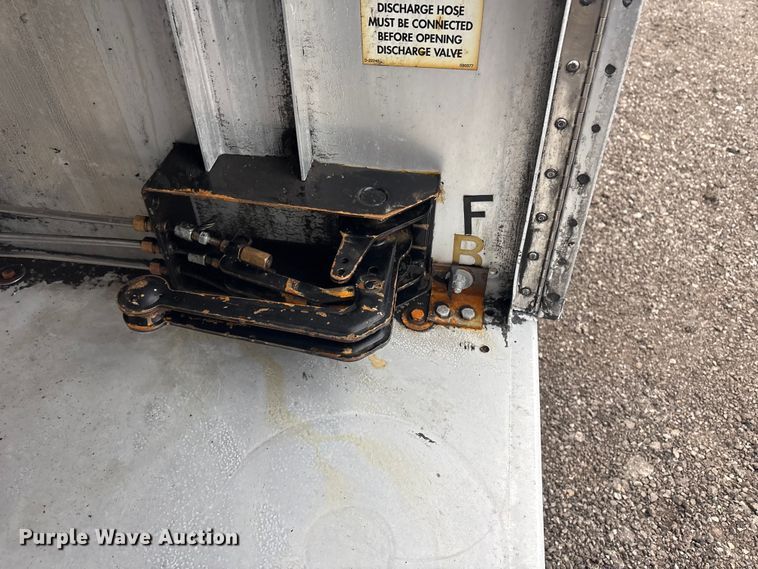 image for item EG8919 2003 Freightliner FLD112 tank truck