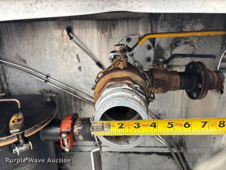 image for item EG8919 2003 Freightliner FLD112 tank truck