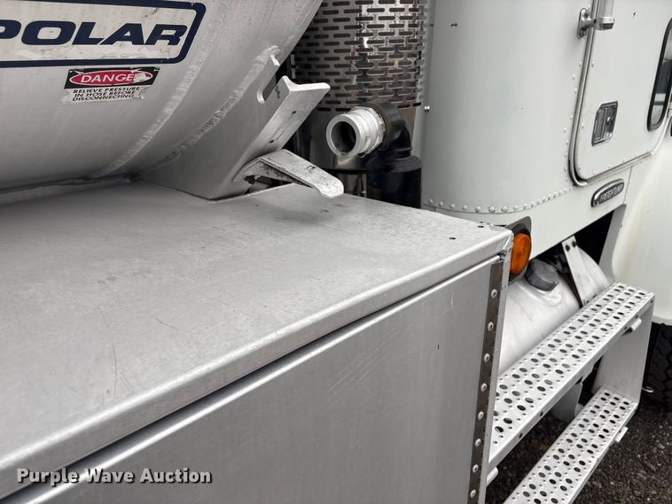 image for item EG8919 2003 Freightliner FLD112 tank truck