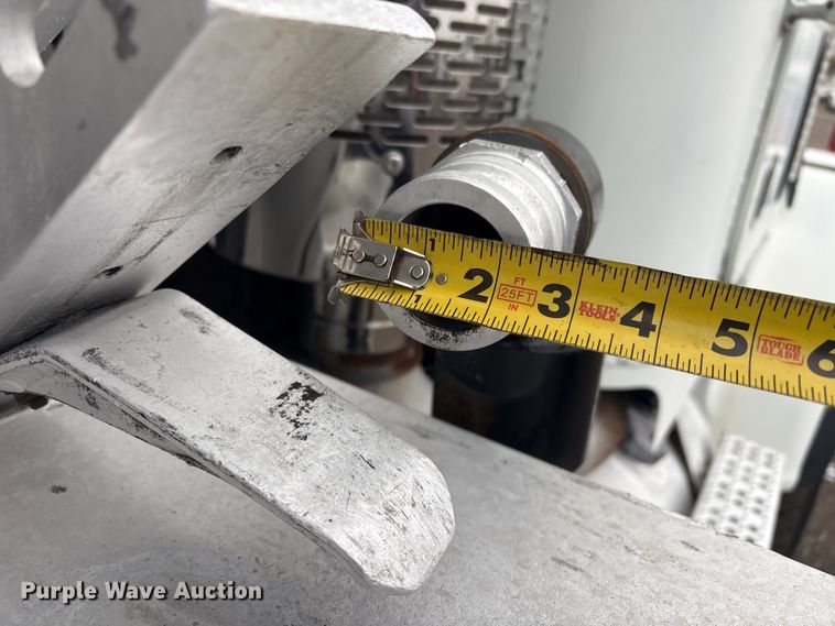 image for item EG8919 2003 Freightliner FLD112 tank truck