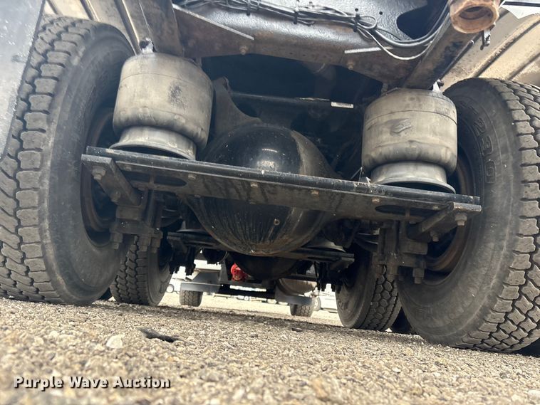 image for item EG8919 2003 Freightliner FLD112 tank truck