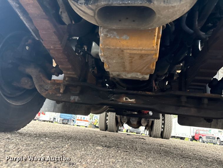 image for item EG8919 2003 Freightliner FLD112 tank truck