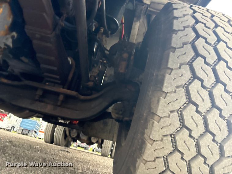 image for item EG8919 2003 Freightliner FLD112 tank truck