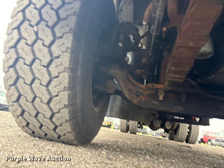 image for item EG8919 2003 Freightliner FLD112 tank truck