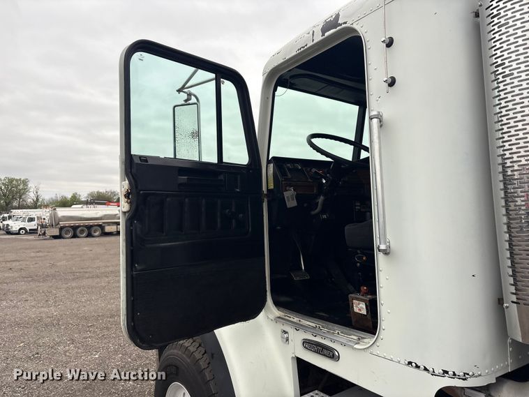 image for item EG8919 2003 Freightliner FLD112 tank truck