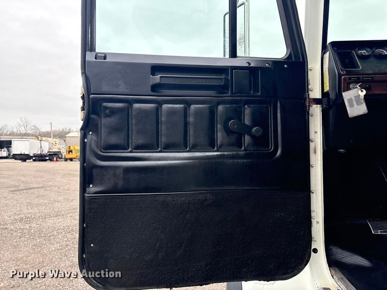 image for item EG8919 2003 Freightliner FLD112 tank truck