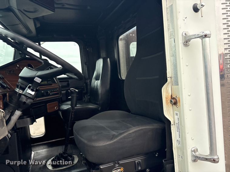 image for item EG8919 2003 Freightliner FLD112 tank truck