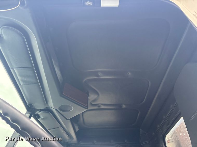 image for item EG8919 2003 Freightliner FLD112 tank truck