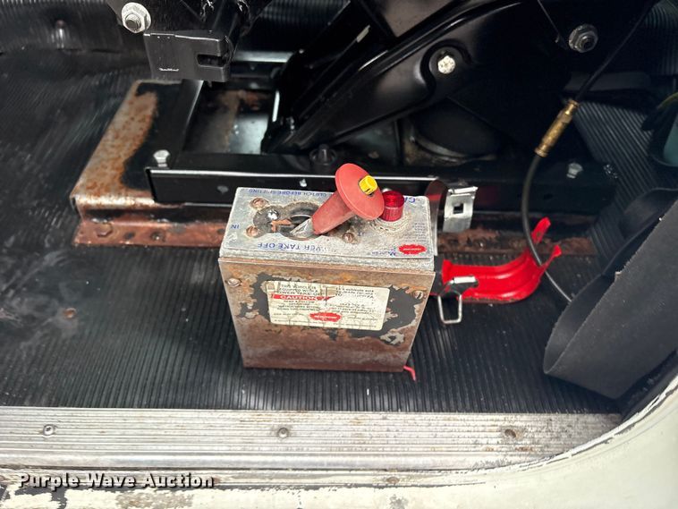 image for item EG8919 2003 Freightliner FLD112 tank truck