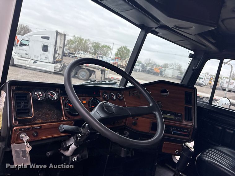 image for item EG8919 2003 Freightliner FLD112 tank truck