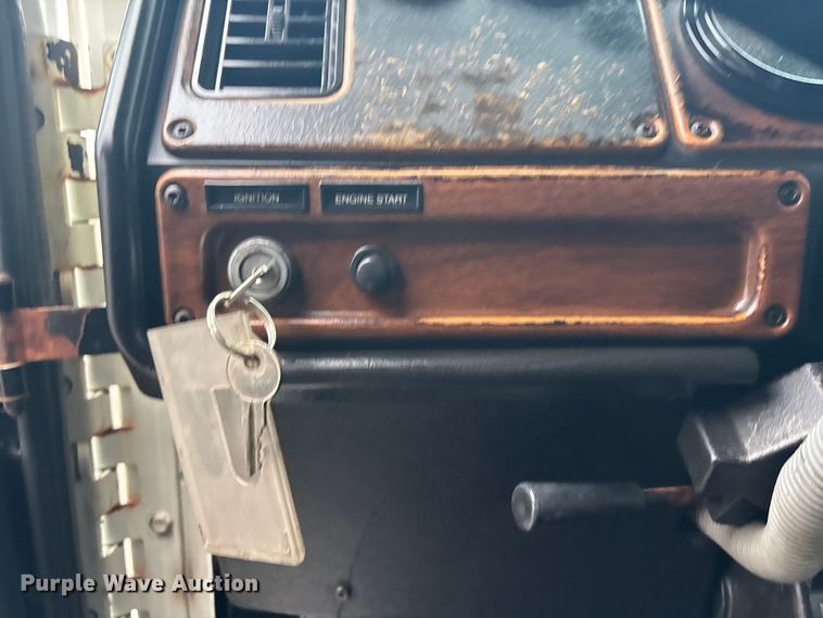 image for item EG8919 2003 Freightliner FLD112 tank truck