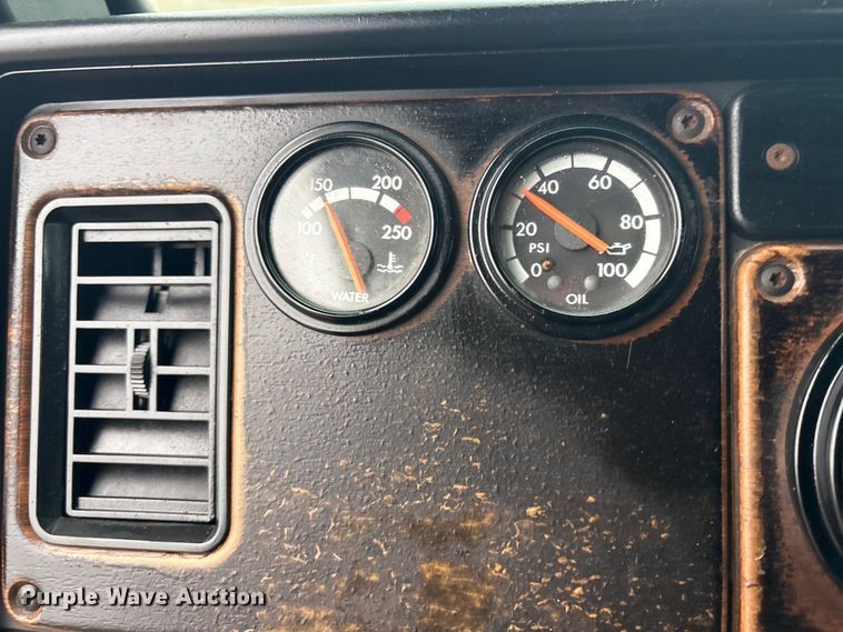 image for item EG8919 2003 Freightliner FLD112 tank truck