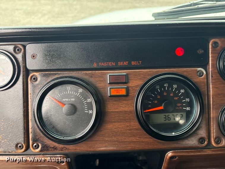 image for item EG8919 2003 Freightliner FLD112 tank truck