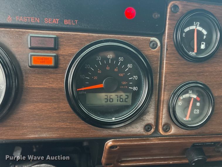 image for item EG8919 2003 Freightliner FLD112 tank truck