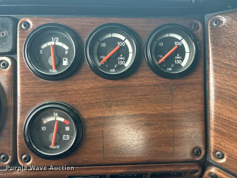 image for item EG8919 2003 Freightliner FLD112 tank truck