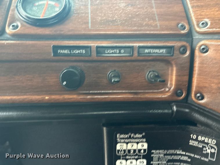 image for item EG8919 2003 Freightliner FLD112 tank truck