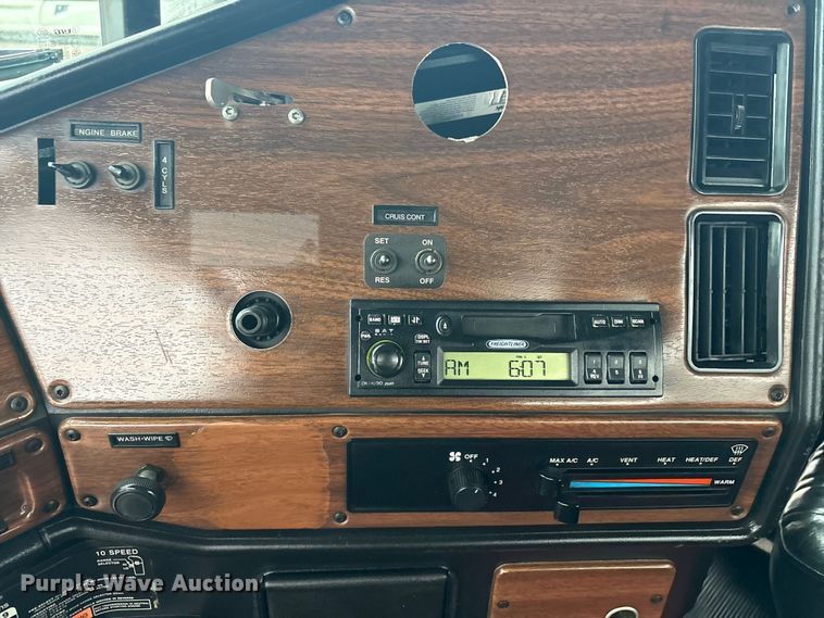 image for item EG8919 2003 Freightliner FLD112 tank truck