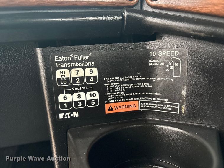 image for item EG8919 2003 Freightliner FLD112 tank truck