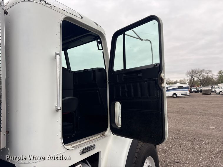 image for item EG8919 2003 Freightliner FLD112 tank truck