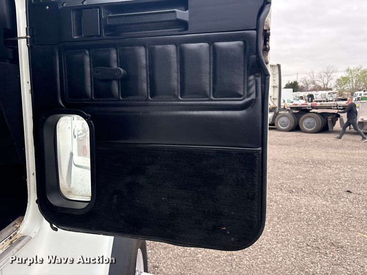 image for item EG8919 2003 Freightliner FLD112 tank truck