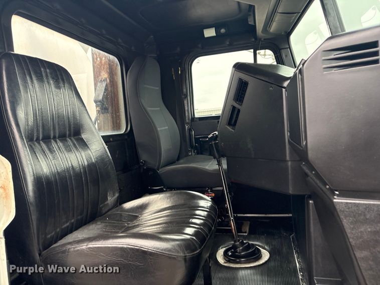 image for item EG8919 2003 Freightliner FLD112 tank truck