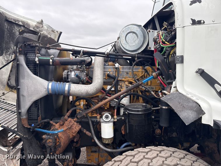 image for item EG8919 2003 Freightliner FLD112 tank truck