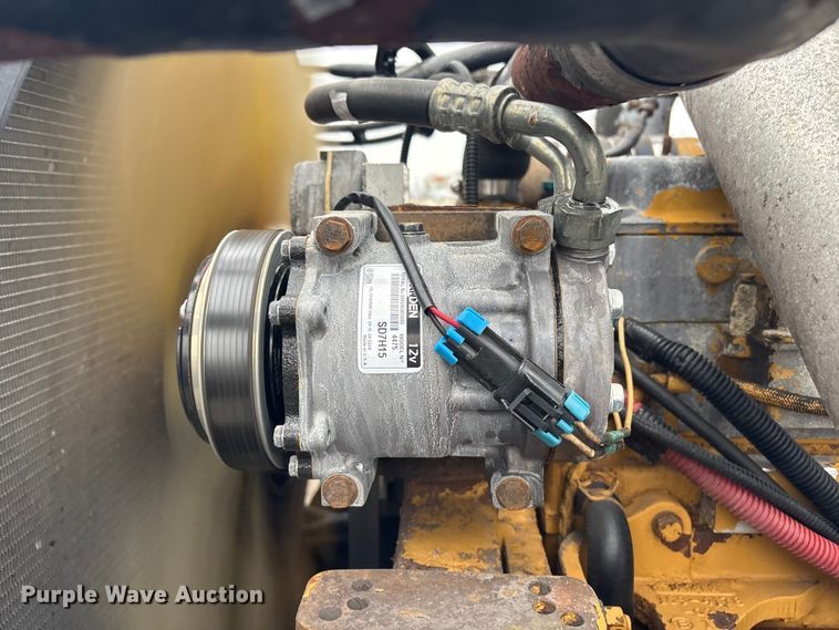 image for item EG8919 2003 Freightliner FLD112 tank truck