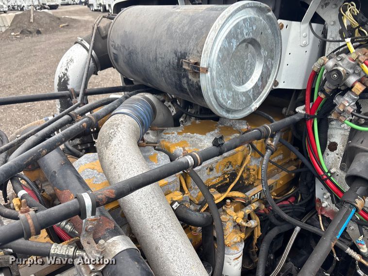 image for item EG8919 2003 Freightliner FLD112 tank truck