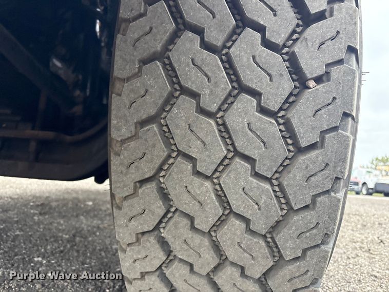 image for item EG8919 2003 Freightliner FLD112 tank truck