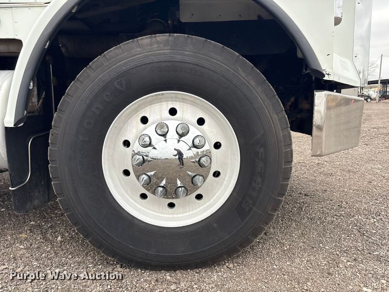 image for item EG8919 2003 Freightliner FLD112 tank truck