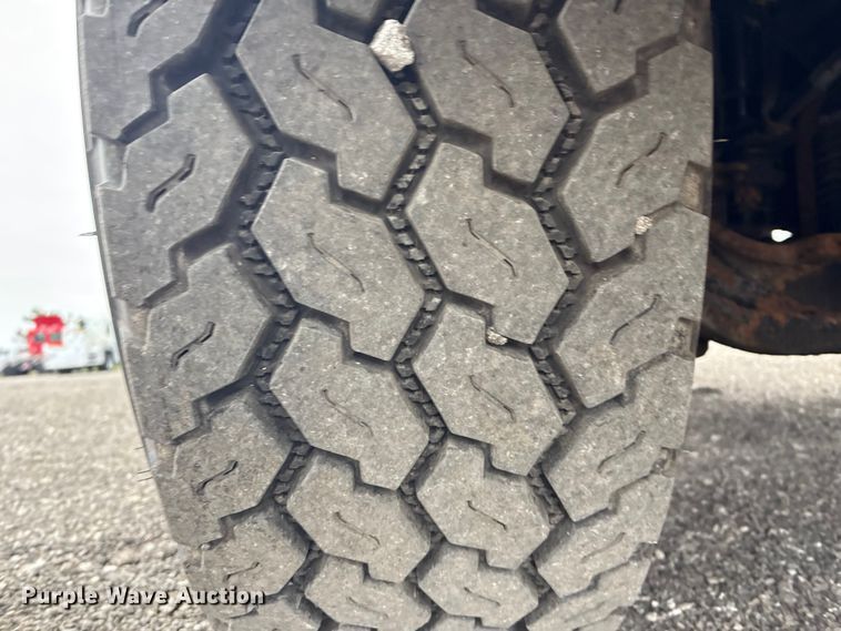 image for item EG8919 2003 Freightliner FLD112 tank truck