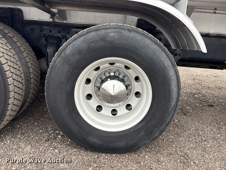 image for item EG8919 2003 Freightliner FLD112 tank truck