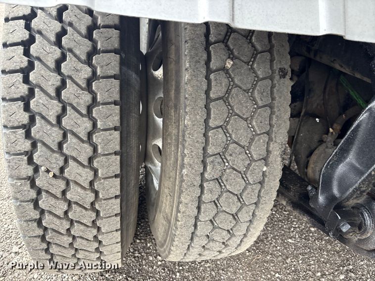 image for item EG8919 2003 Freightliner FLD112 tank truck