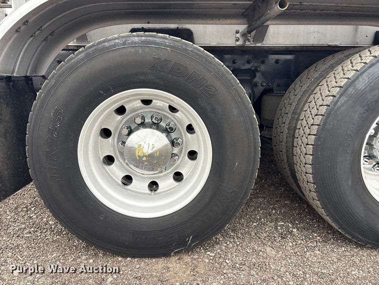 image for item EG8919 2003 Freightliner FLD112 tank truck