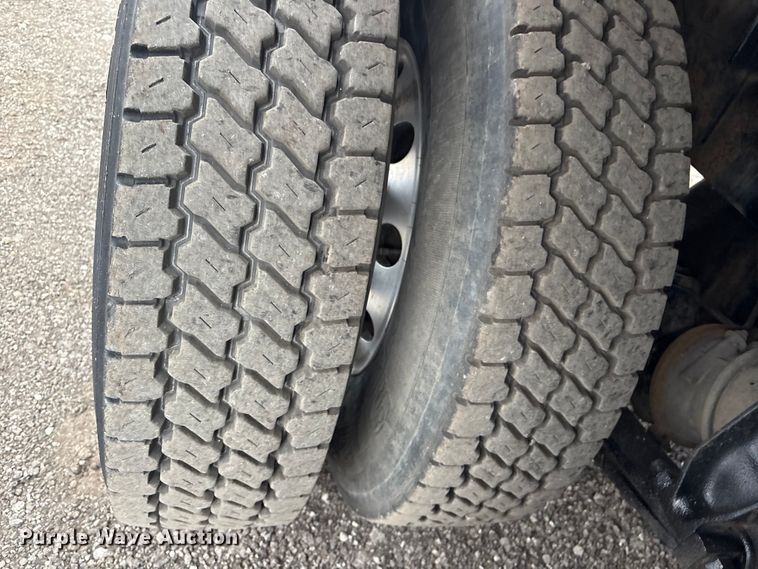 image for item EG8919 2003 Freightliner FLD112 tank truck