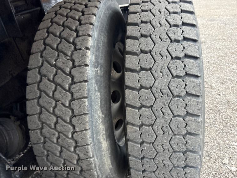 image for item EG8919 2003 Freightliner FLD112 tank truck