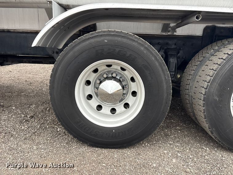 image for item EG8919 2003 Freightliner FLD112 tank truck