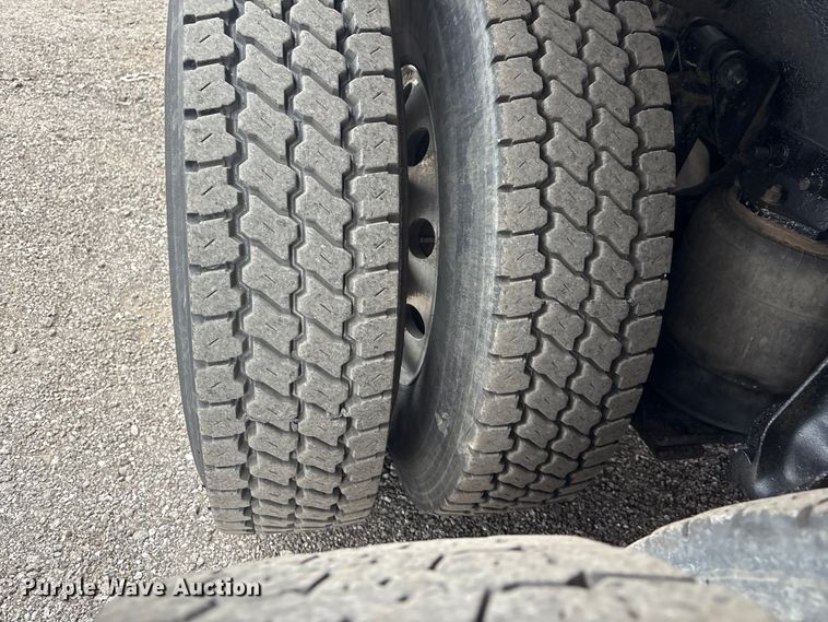 image for item EG8919 2003 Freightliner FLD112 tank truck