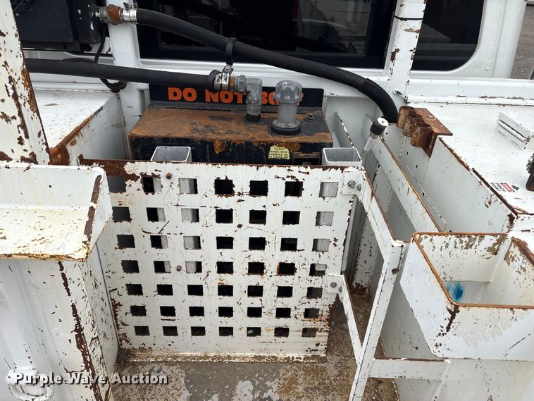 image for item EG8920 2012 Freightliner Business Class M2 crane truck