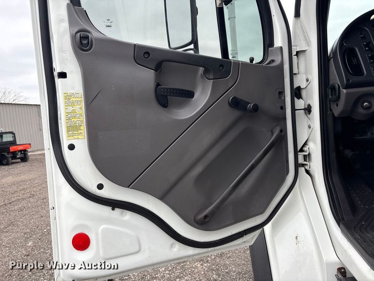 image for item EG8920 2012 Freightliner Business Class M2 crane truck