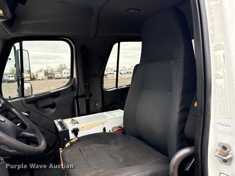 image for item EG8920 2012 Freightliner Business Class M2 crane truck